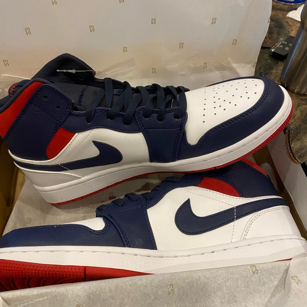 Authentic, NIB Air Jordan 1 mid SE mens 11